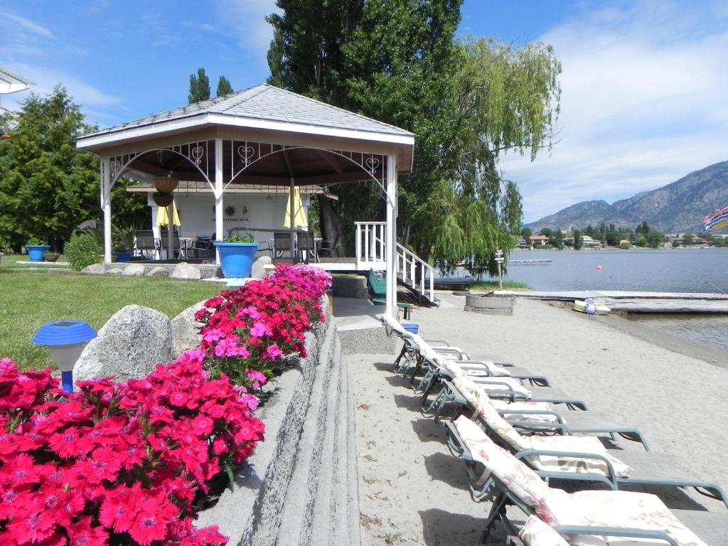 Destiny Beach Resort Осойос Екстериор снимка